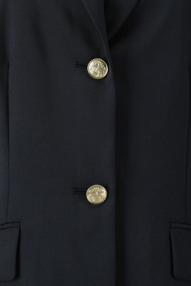 세련된 무드의 여성 울 싱글 2버튼 금장 블레이저 (네이비)입니다. 포멀, 비즈니스 룩에 어울리는 클래식하고 엘레강스한 스타일을 연출합니다. 고급스러운 울 소재, 슬림핏 디자인으로 시크한 실루엣을 완성하며, 허리 다트와 얇은 숄더 패딩이 섬세한 핏을 잡아줍니다. 싱글 버튼 여밈과 금장 버튼 디테일이 포인트이며, 봄, 가을 시즌에 활용하기 좋습니다. 오피스룩, 비즈니스 캐주얼, 출근룩에 활용하여 세련된 스타일을 연출해보세요.
