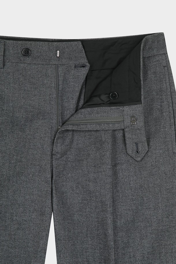 **코튼 플란넬 헤링본 트라우저 (그레이) (BBPCMNF406)**

부드러운 코튼 플란넬 소재로 제작되어 가을과 겨울에 따뜻하게 착용하기 좋은 남성용 트라우저입니다. 클래식한 무드의 레귤러핏으로, 헤링본 패턴이 세련된 느낌을 더합니다. 오피스룩, 비즈니스 캐주얼, 모임룩 등 다양한 TPO에 활용하기 좋으며, 미니멀한 스타일을 연출하기에도 적합합니다. 두께감 있는 소재로 제작되어 보온성이 뛰어나며, 부드러운 촉감이 특징입니다.
