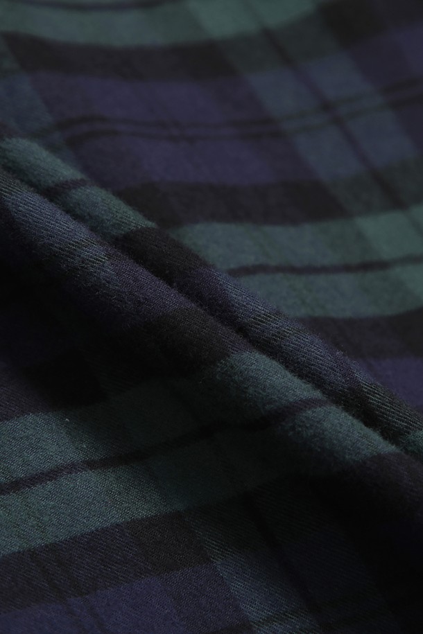 소멜로스 플란넬 체크 셔츠 (멀티) (BBTHMMF401)는 남성용 상의입니다. 부드러운 촉감의 플란넬 소재로 제작되었으며, 가을과 겨울에 착용하기 좋은 두꺼운 두께감을 자랑합니다. 캐주얼, 베이직 스타일의 루즈핏 셔츠로, 다양한 멀티, 네이비, 그린 컬러의 체크 패턴이 돋보입니다. 칼라 넥라인과 긴 소매, 버튼다운 디자인으로 클래식하면서도 미니멀한 무드를 연출합니다. 일상복으로 활용하기 좋은 아이템입니다.
