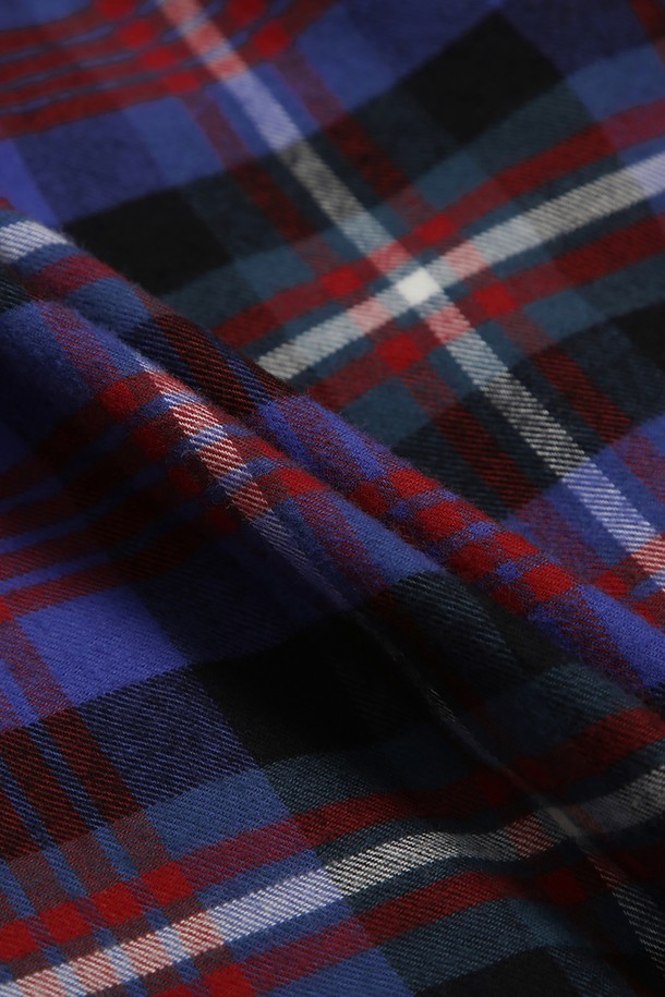 소멜로스 플란넬 체크 셔츠 (블루) (BBTHMMF401)는 남성용 셔츠로, 가을과 겨울에 따뜻하게 착용하기 좋은 두꺼운 두께감의 플란넬 소재입니다. 블루, 레드, 네이비 컬러의 체크 패턴이 돋보이며, 버튼다운 디자인과 긴소매로 제작되었습니다. 레귤러핏으로 제작되어 편안한 착용감을 제공하며, 캐주얼, 클래식, 미니멀 스타일을 모두 소화할 수 있습니다. 출근룩과 비즈니스 캐주얼에도 활용 가능한 활용도 높은 아이템입니다. 부드러운 촉감의 플란넬 소재가 포근함을 더합니다.
