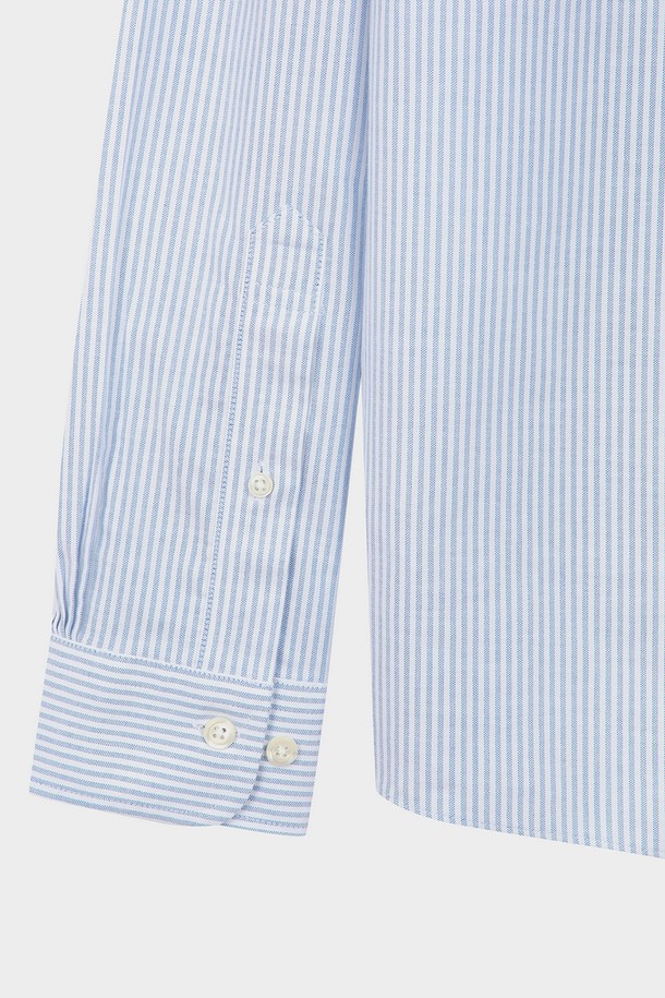 논아이론 옥스포드 캔디 스트라이프 셔츠 (블루) (BBTHMFF302)는 남성용 셔츠로, 봄과 여름에 착용하기 좋습니다. 부드러운 촉감의 면 소재에 논아이론 기능을 더하여 편안함과 관리가 용이합니다. 베이직하고 캐주얼한 스타일로, 레귤러핏에 긴소매 기장이며 차이나칼라 디자인으로 제작되었습니다. 얇은 두께감과 옥스포드 원단, 캔디 스트라이프 패턴이 특징이며, 비즈니스 캐주얼 및 출근룩, 캐주얼, 클래식, 미니멀 스타일 연출에 적합합니다.
