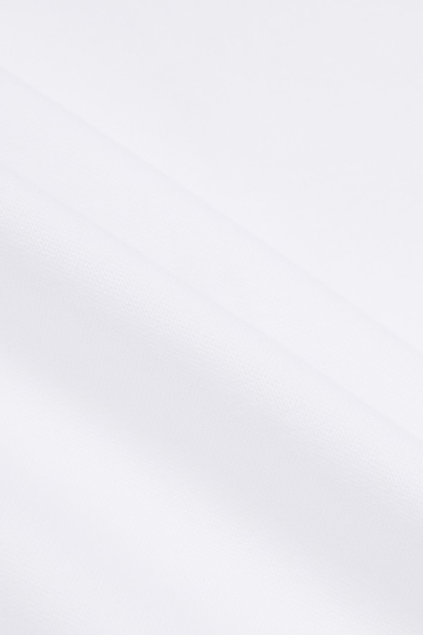 프라이데이 옥스포드 솔리드 셔츠 (화이트) (BBTHMMF302)는 남성용 셔츠로, 베이직하고 클래식한 스타일을 연출합니다. 면 소재로 제작되어 봄, 가을에 착용하기 좋으며, 레귤러핏에 긴 소매 기장입니다. 깔끔한 무지 디자인과 차이나 칼라가 특징이며, 출근룩, 비즈니스 캐주얼, 데이트룩 등 다양한 TPO에 활용할 수 있습니다. 미니멀하고 클래식한 스타일을 선호하는 분들에게 적합한 아이템입니다.
