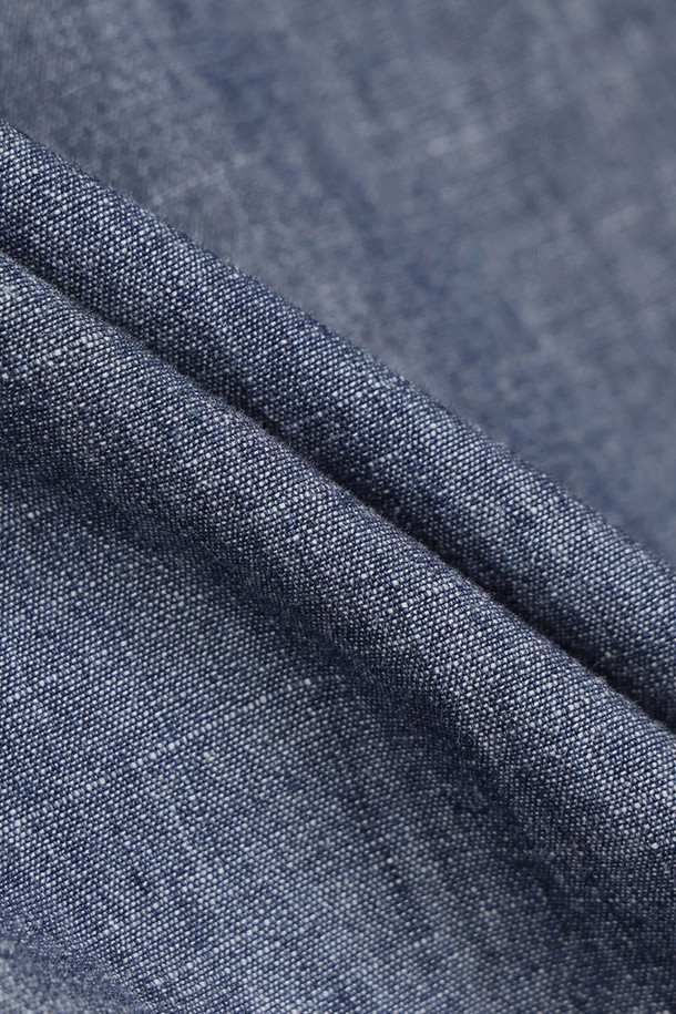 남성용 샴브레이 워크셔츠 (인디고)입니다. 데님 소재의 레귤러핏 긴소매 셔츠로, 봄, 가을에 착용하기 좋습니다. 차이나칼라와 포켓 디테일이 돋보이며, 워크웨어 스타일과 베이직한 디자인으로 캐주얼하고 클래식한 분위기를 연출합니다. 출근룩과 데이트룩에 모두 잘 어울리는 활용도 높은 아이템입니다.
