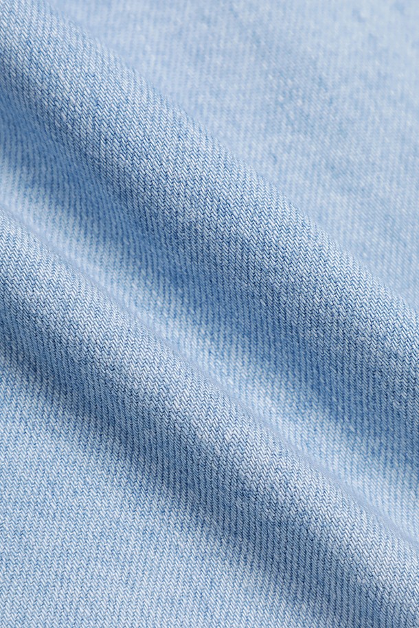 가볍고 시원한 코튼 샴브레이 셔츠 (라이트인디고) (BBTHMMF307)는 봄, 여름 시즌에 적합한 남성 셔츠입니다. 부드러운 촉감의 샴브레이 면 소재로 제작되어 편안한 착용감을 선사하며, 레귤러 핏과 긴 소매 기장으로 깔끔한 실루엣을 연출합니다. 베이직하고 캐주얼한 스타일로, 일상복뿐만 아니라 출근룩이나 비즈니스 캐주얼에도 활용 가능합니다. 차이나 칼라 디자인과 가슴 포켓 디테일이 특징이며, 미니멀, 클래식한 스타일을 선호하는 분들께 추천합니다. 라이트인디고 컬러는 어떤 하의와도 잘 어울려 다양한 스타일링을 연출할 수 있습니다.
