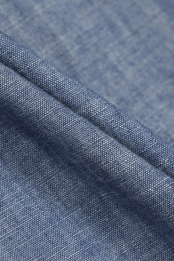 다크인디고 컬러의 코튼 샴브레이 셔츠입니다. 부드러운 촉감의 면 소재로 제작되어 봄, 여름 시즌에 시원하게 착용하기 좋습니다. 루즈핏 크롭 기장으로 캐주얼하면서도 트렌디한 스타일을 연출하며, 데이트룩, 여행룩 등 다양한 TPO에 활용 가능합니다. 베이직한 디자인에 샴브레이 원단의 은은한 질감이 더해져 미니멀, 클래식 스타일을 선호하는 여성분들께 추천합니다. 긴 소매와 카라 디테일로 깔끔한 룩을 완성해보세요.
