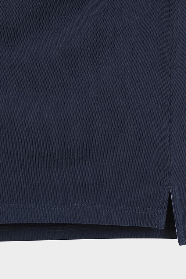 네이비 컬러의 코튼 피케 폴로셔츠(BBNTMFF302)입니다. 부드러운 촉감의 면 소재로 제작되어 봄, 여름 시즌에 편안하게 착용하기 좋습니다. 베이직하고 캐주얼한 스타일로, 레귤러 핏과 긴 소매 기장, 폴로넥 디자인이 특징입니다. 비즈니스 캐주얼 또는 출근룩에 활용하기 좋으며, 캐주얼, 클래식, 미니멀 스타일을 즐기는 분들께 추천합니다. 무지 디자인으로 다양한 하의와 매치하여 폭넓은 스타일을 연출할 수 있습니다.
