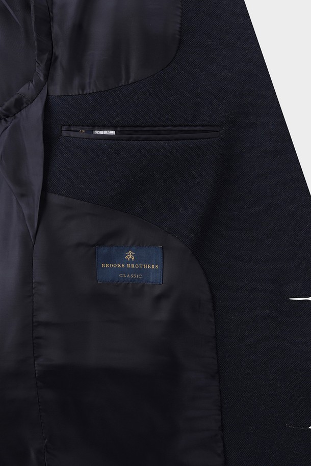 네이비 컬러의 솔리드 니트 재킷(BBJSMFF301)입니다. 부드러운 니트 소재로 제작되어 봄, 가을에 착용하기 좋으며, 레귤러핏과 중간 두께감으로 편안한 착용감을 선사합니다. 베이직하고 클래식한 스타일로, 오피스룩, 비즈니스 캐주얼, 출근룩 등 다양한 TPO에 활용할 수 있습니다. 싱글 버튼 여밈 방식과 긴 소매 기장, 솔리드 디자인으로 미니멀하고 세련된 분위기를 연출합니다.
