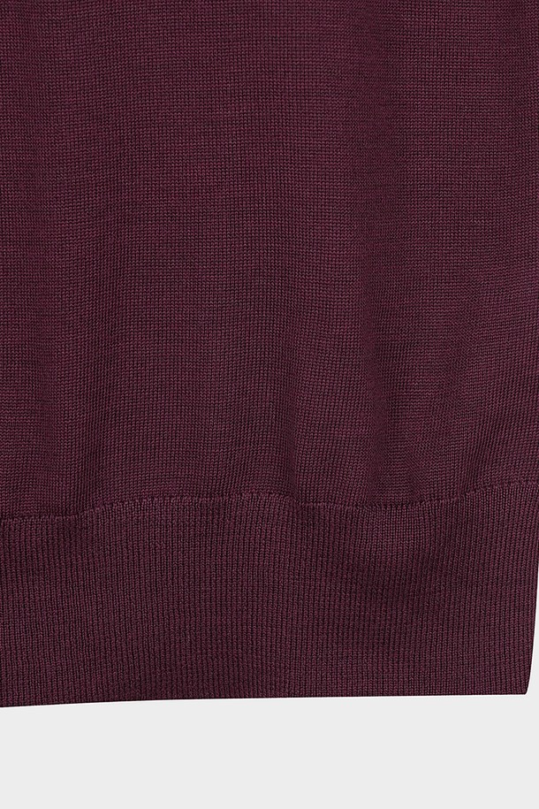 메리노울 로고 폴로 스웨터 (버건디)는 가을, 겨울 시즌에 어울리는 남성용 니트/스웨터입니다. 부드러운 촉감의 메리노울 소재로 제작되었으며, 레귤러 핏과 긴소매 디자인으로 편안한 착용감을 제공합니다. 클래식하고 베이직한 스타일로, 폴로넥과 로고 디테일이 특징입니다. 출근룩과 비즈니스 캐주얼에 적합하며, 미니멀, 클래식, 캐주얼 스타일을 즐기는 분들께 추천합니다. 두꺼운 두께감으로 따뜻함을 더했습니다.
