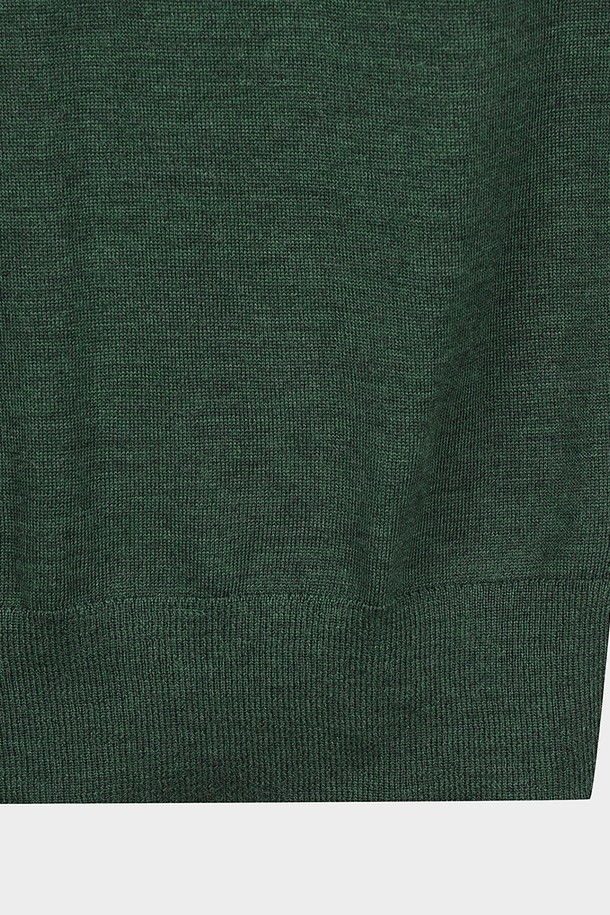 메리노울 로고 폴로 스웨터 (다크그린) (BBWTMNF301)는 부드러운 촉감의 메리노울 소재로 제작된 남성용 긴소매 스웨터입니다. 다크 그린 컬러의 레귤러핏 폴로넥 스타일로, 로고 디테일이 돋보이는 베이직하고 클래식한 디자인입니다. 두께감이 있어 가을, 겨울철에 따뜻하게 착용 가능하며, 출근룩, 비즈니스 캐주얼, 모임룩 등 다양한 TPO에 활용할 수 있습니다. 미니멀하고 캐주얼한 스타일을 연출하기에 좋은 아이템입니다.
