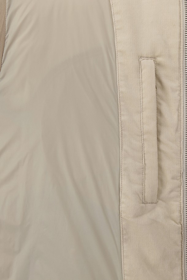 아이보리 컬러의 하이브리드 니트점퍼 (BBOPMBF403)입니다. 여성 의류로, 가을과 겨울에 따뜻하게 착용하기 좋습니다. 하이넥 디자인과 패딩 디테일이 돋보이며, 부드러운 니트 소재로 제작되어 편안한 촉감을 선사합니다. 집업 스타일의 레귤러핏 크롭 기장으로, 베이직하면서도 캐주얼한 스타일을 연출합니다. 출근룩, 미니멀, 클래식 스타일을 선호하는 분들께 추천합니다.
