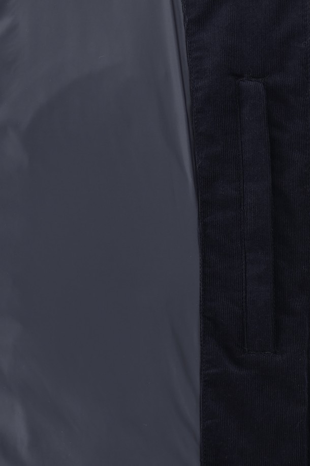 다크 네이비 컬러의 하이브리드 니트점퍼 (BBOPMBF403) 입니다. 가을, 겨울 시즌에 어울리는 두꺼운 두께감의 니트 소재로 제작되어 부드러운 촉감을 선사합니다. 남성용 레귤러핏 점퍼로, 캐주얼, 베이직 스타일을 연출하기 좋습니다. 집업 스타일의 긴 소매 디자인이며, 출근룩 또는 비즈니스 캐주얼에 적합합니다. 무지 패턴으로 미니멀하고 클래식한 분위기를 더해줍니다.
