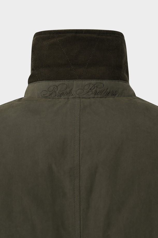 세련된 남성 겨울 스타일을 완성하는 디테처블 다운 코트입니다. 카키 색상으로 출시되어, 베이직하고 미니멀한 디자인을 선호하는 남성분들께 적합합니다. 넉넉한 레귤러핏과 부드러운 나일론 소재, 두꺼운 두께감으로 따뜻하고 편안한 착용감을 제공합니다. 출근룩에 완벽하게 어울리며, 탈부착 가능한 디자인으로 다양한 연출이 가능합니다. 긴 소매와 버튼 여밈 방식이 특징이며, 미니멀, 클래식, 캐주얼 스타일을 모두 소화할 수 있습니다.
