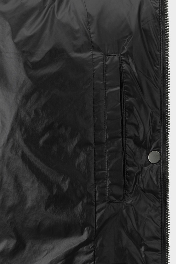 [여성] 벨티드 다운코트 (블랙)는 겨울철 출근룩과 모임룩에 모두 어울리는 베이직하고 클래식한 스타일의 롱 기장 다운 코트입니다. 부드러운 나일론 소재와 두꺼운 두께감으로 보온성과 방풍 기능을 갖춰 추운 날씨에도 따뜻하게 착용할 수 있습니다. 허리 벨티드 디테일이 여성스러운 실루엣을 연출하며, 긴 소매와 버튼 여밈 방식으로 디자인되었습니다. 안감은 패딩 처리되었으며, 퍼 카라가 고급스러움을 더합니다. 미니멀한 디자인으로 다양한 룩에 매치하기 용이합니다.
