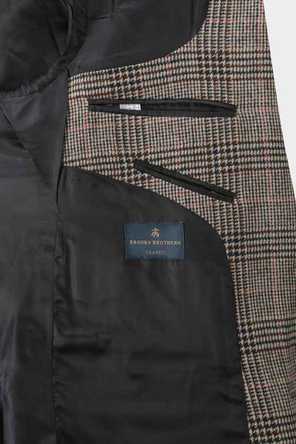 베이지 컬러의 울 트위드 체크 재킷 (BBJSMFF401)입니다. 가을, 겨울 시즌에 어울리는 두꺼운 두께감의 재킷으로, 클래식하고 미니멀한 스타일을 연출합니다. 울과 트위드 소재의 조화로 뻣뻣한 촉감이 특징이며, 싱글 버튼 여밈과 테일러드 코트 타입으로 포멀한 분위기를 더합니다. 오피스룩, 출근룩, 모임룩 등 다양한 TPO에 활용 가능하며, 긴 소매 기장과 레귤러 핏으로 제작되었습니다.
