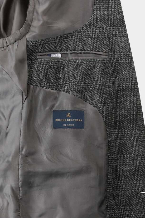 베이직하고 클래식한 디자인의 남성 솔리드 니트 재킷입니다. 부드러운 촉감의 니트 소재로 제작되어 봄, 가을 간절기에 활용하기 좋으며, 일상생활에서 편안하게 착용할 수 있습니다. 레귤러핏에 싱글 버튼 여밈 방식으로 깔끔한 실루엣을 연출하며, 출근룩, 비즈니스 캐주얼, 모임룩 등 다양한 TPO에 활용 가능합니다. 미니멀하고 캐주얼한 스타일을 즐기는 남성에게 적합하며, 무지 디자인으로 어떤 옷에도 쉽게 매치할 수 있습니다.
