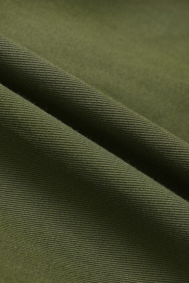 싱그러운 올리브 컬러가 돋보이는 [여성] 코튼 트윌 스커트입니다. 부드러운 촉감의 면 소재로 제작되어 봄, 여름, 가을 시즌에 편안하게 착용하기 좋습니다. 미니 기장의 플리츠 디자인과 레귤러 핏으로 베이직하면서도 캐주얼한 스타일을 연출합니다. 버튼 디테일이 포인트로 더해져 데이트룩이나 봄 소풍룩에 세련됨을 더해줍니다. 미니멀, 캐주얼, 클래식 등 다양한 스타일을 소화할 수 있는 활용도 높은 아이템입니다.
