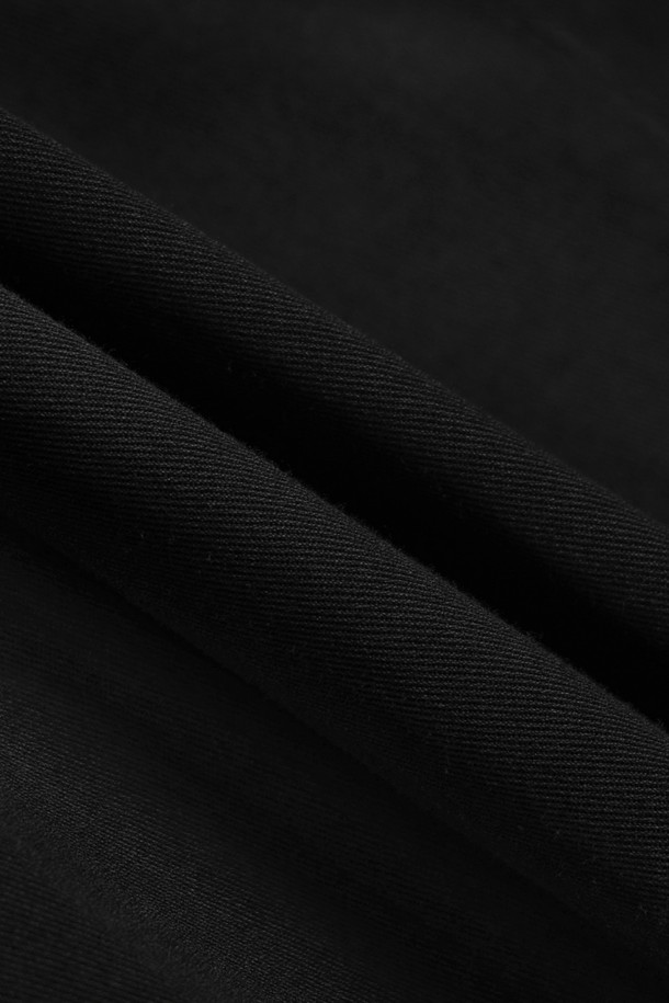 [여성] 코튼 트윌 스커트 (블랙)는 베이직하고 미니멀한 스타일의 A라인 스커트입니다. 봄, 여름, 가을 계절에 착용하기 좋으며, 일상, 출근룩, 모임룩 등 다양한 TPO에 활용 가능합니다. 얇고 뻣뻣한 코튼 트윌 소재로 제작되어 시원하고 깔끔한 실루엣을 연출합니다. 플리츠 디자인과 레귤러핏으로 편안하면서도 세련된 분위기를 더합니다. 무지 패턴의 블랙 컬러로 미니멀, 클래식, 캐주얼 등 어떤 스타일에도 매치하기 용이합니다.
