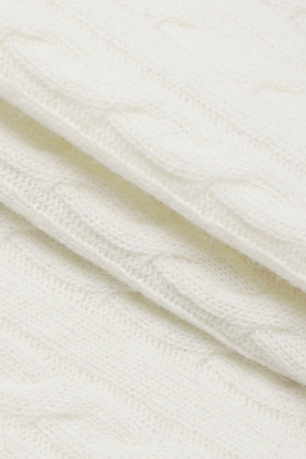 따뜻하고 포근한 여성 울 케이블 스웨터 (아이보리) 입니다. 클래식하고 베이직한 디자인으로 가을, 겨울에 활용하기 좋습니다. 부드러운 울 소재로 제작되어 뛰어난 촉감을 자랑하며, 라운드넥과 긴소매, 클래식핏으로 편안한 착용감을 선사합니다. 케이블 패턴이 돋보이며, 가슴 부분에는 Golden Fleece 로고 디테일이 있습니다. 겨울 데일리룩, 모임룩, 카페룩 등 다양한 TPO에 맞춰 클래식, 미니멀, 캐주얼 스타일을 연출해보세요.
