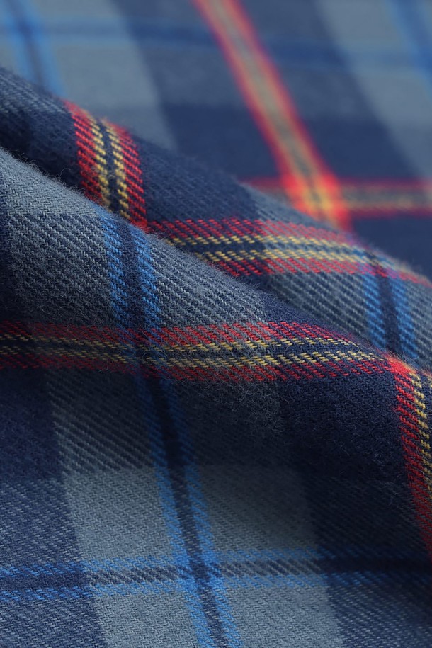 네이비 컬러의 플란넬 체크 셔츠 (BBTHMFF401)입니다. 부드러운 면 소재로 제작되어 가을, 겨울 시즌에 따뜻하고 편안하게 착용하기 좋습니다. 블랙워치 타탄체크 패턴과 버튼다운 칼라, 칼라 끝 버튼 디테일이 클래식하고 캐주얼한 스타일을 연출합니다. 레귤러핏으로 제작되어 유니버설 착용감을 선사하며, 데일리룩, 출근룩, 모임룩 등 다양한 TPO에 활용할 수 있습니다. 긴 소매 기장과 두꺼운 두께감으로 보온성을 높였습니다.
