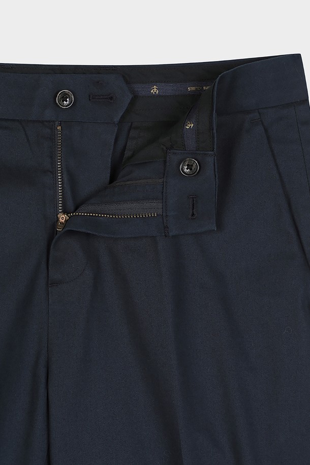 네이비 컬러의 레귤러핏 코튼 스트레치 어드밴티지 치노 (BBPCMFZ502)입니다. 면 소재로 제작되어 봄, 가을에 착용하기 좋으며, 베이직하고 클래식한 스타일을 연출합니다. 출근룩 또는 비즈니스 캐주얼에 적합하며, 미니멀하고 클래식한 분위기를 더합니다. 레귤러핏으로 편안한 착용감을 제공하며, 스트레치 기능이 있어 활동성을 높여줍니다. 무지 디자인으로 다양한 상의와 손쉽게 매치할 수 있습니다.
