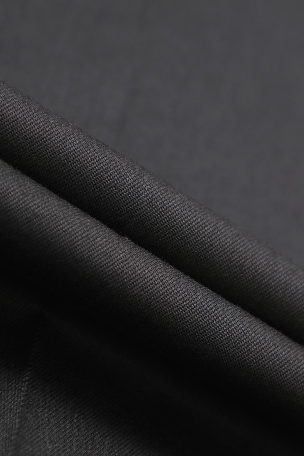 레귤러핏 코튼 스트레치 어드밴티지 치노 (블랙)는 베이직하고 캐주얼한 스타일의 남성용 치노 팬츠입니다. 부드러운 촉감의 면 소재에 스트레치 기능이 더해져 편안한 착용감을 선사합니다. 봄, 여름, 가을 시즌에 활용하기 좋으며, 출근룩이나 비즈니스 캐주얼 스타일에도 잘 어울립니다. 미니멀하고 클래식한 스타일을 선호하는 분들께 추천하며, 레귤러핏으로 제작되어 편안한 핏을 제공합니다. 무지 디자인의 블랙 컬러로 다양한 상의와 손쉽게 매치할 수 있습니다.
