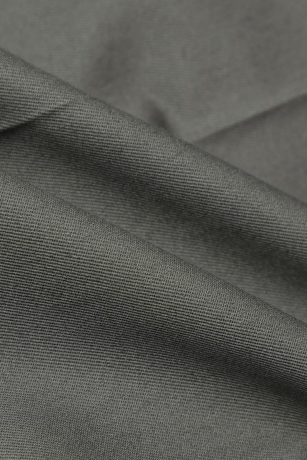 레귤러핏 코튼 스트레치 어드밴티지 치노 (마그넷) (BBPCMFZ502)는 남성용 치노 팬츠입니다. 부드러운 촉감의 면과 스판덱스 혼방 소재로 제작되어 편안한 착용감을 제공하며, 봄, 가을에 적합합니다. 베이직하고 캐주얼한 스타일로, 레귤러핏 디자인과 무지 패턴이 특징입니다. 출근룩과 비즈니스 캐주얼에 활용하기 좋으며, 캐주얼, 클래식, 미니멀 스타일을 즐겨 입는 분들께 추천합니다. 색상은 마그넷과 그레이 두 가지로 출시되었습니다.
