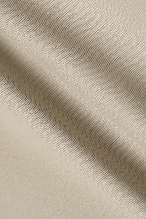 레귤러핏의 브리티쉬카키 컬러 코튼 스트레치 어드밴티지 치노 (BBPCMFZ502)입니다. 면 소재로 제작되어 편안한 착용감을 제공하며, 봄, 여름, 가을 세 계절 모두 활용 가능합니다. 베이직하고 캐주얼한 스타일로, 출근룩이나 비즈니스 캐주얼에도 적합합니다. 레귤러핏 디자인에 스트레치 기능까지 더해져 활동성을 높였습니다. 미니멀, 클래식 스타일을 선호하는 남성분들께 추천하는 긴 기장의 치노팬츠입니다.
