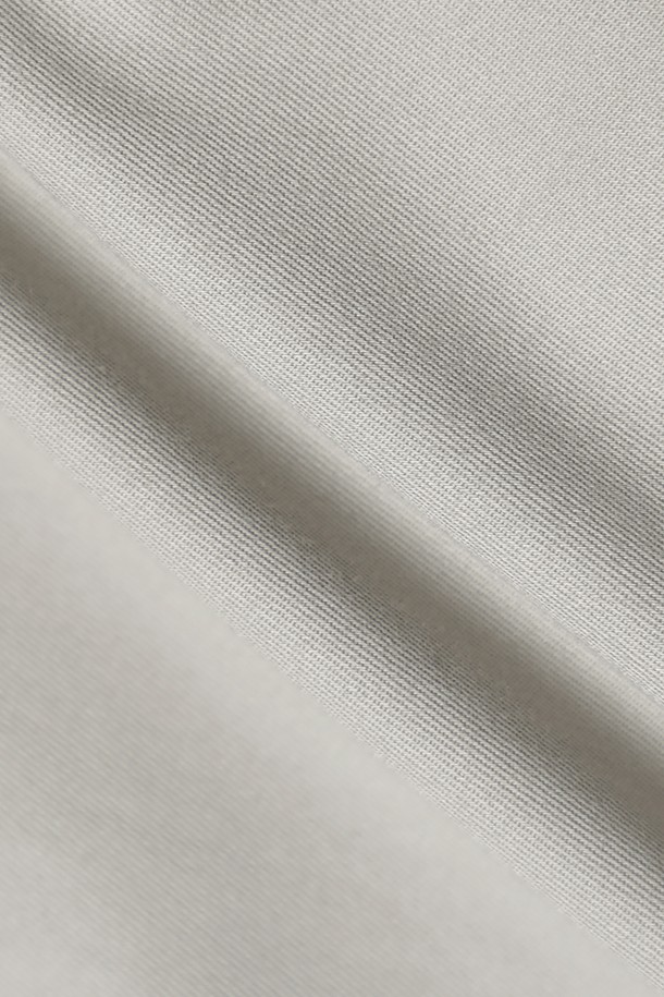 베이직하고 캐주얼한 스타일의 남성용 레귤러핏 코튼 스트레치 어드밴티지 치노입니다. 부드러운 면 소재로 제작되어 편안한 착용감을 선사하며, 봄, 여름, 가을 3계절 모두 활용 가능합니다. 카키 컬러의 무지 디자인으로 어떤 상의에도 잘 어울리며, 일상복으로 활용하기 좋습니다. 스트레치 기능이 더해져 활동성을 높인 긴 바지 치노팬츠입니다. 미니멀하고 클래식한 스타일을 선호하는 남성에게 추천합니다.
