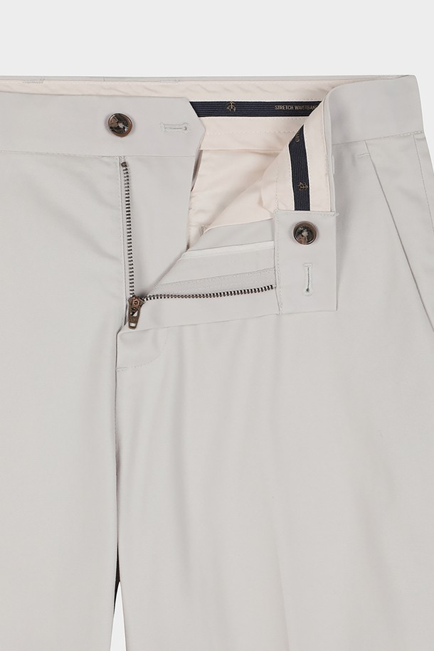 레귤러핏 코튼 스트레치 어드밴티지 치노 (스톤) (BBPCMFZ502)는 남성용 치노팬츠입니다. 부드러운 촉감의 면과 스판덱스 혼방 소재로 제작되어 편안한 착용감을 제공하며, 사계절 활용 가능합니다. 레귤러핏 스트레이트 디자인으로 베이직하고 클래식한 스타일을 연출하며, 출근룩 및 비즈니스 캐주얼에 적합합니다. 논아이론 처리, 스트레치 소재, 슬란트 포켓, 버튼 백포켓, 최소 주름 등의 기능성으로 실용성을 더했습니다. 스톤 컬러의 무지 디자인으로 미니멀하고 세련된 스타일을 완성해 보세요.
