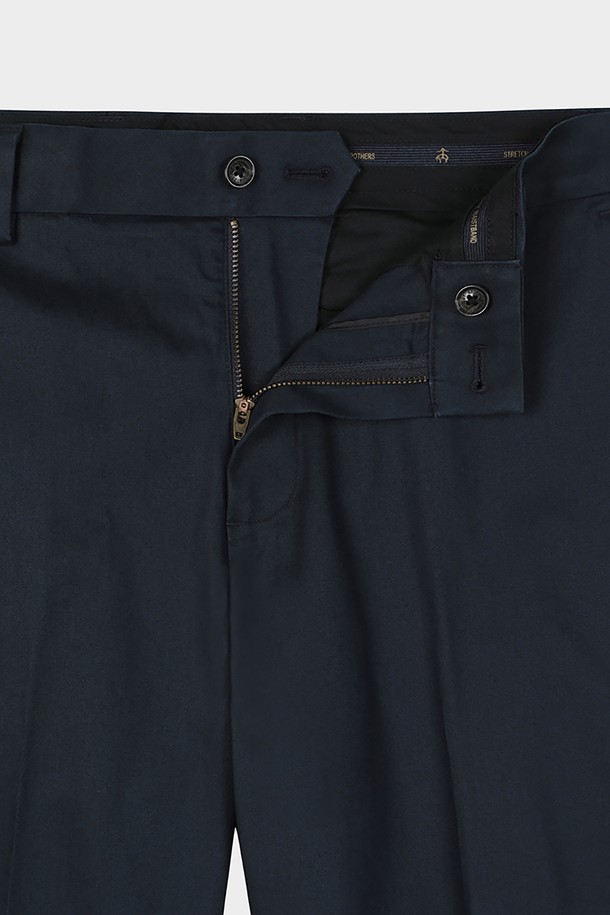 네이비 컬러의 슬림핏 코튼 스트레치 어드밴티지 치노 (BBPCMFZ501)는 남성 고객을 위한 베이직하고 캐주얼한 스타일의 치노팬츠입니다. 면과 스판덱스 혼방 소재로 제작되어 부드러운 촉감과 편안한 착용감을 제공하며, 봄, 여름, 가을 세 계절 모두 활용 가능합니다. 슬림핏 디자인과 무지 패턴으로 출근룩, 비즈니스 캐주얼, 캐주얼, 미니멀, 클래식 등 폭넓은 스타일을 소화할 수 있습니다. 얇은 두께감과 스트레치 기능으로 활동성을 높였으며, 긴 기장으로 어떤 상의와도 잘 어울립니다.
