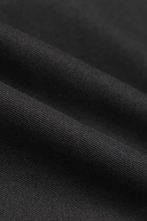 슬림핏 코튼 스트레치 어드밴티지 치노 (블랙) (BBPCMFZ501)는 남성용 치노 팬츠입니다. 부드러운 면 소재에 스트레치 기능이 더해져 편안한 착용감을 제공하며, 봄, 여름, 가을 세 계절 모두 활용 가능합니다. 슬림핏 디자인으로 캐주얼하면서도 미니멀한 스타일을 연출하며, 출근룩이나 비즈니스 캐주얼에도 적합합니다. 블랙 컬러의 무지 디자인으로 다양한 상의와 손쉽게 매치하여 클래식한 스타일을 완성할 수 있습니다.
