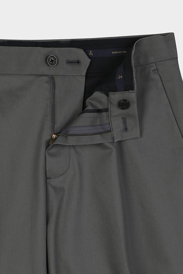 슬림핏 코튼 스트레치 어드밴티지 치노 (마그넷) (BBPCMFZ501)는 부드러운 촉감의 면 소재에 스트레치 기능이 더해져 편안한 착용감을 선사합니다. 베이직하고 캐주얼한 스타일로, 봄, 가을에 활용하기 좋은 긴 기장의 치노팬츠입니다. 출근룩과 비즈니스 캐주얼에 적합하며, 캐주얼, 클래식, 미니멀 스타일을 연출하기 좋습니다. 슬림핏으로 제작되어 세련된 핏을 자랑하며, 마그넷 컬러로 다양한 상의와 매치하기 용이합니다. 무지 디자인으로 어떤 스타일에도 잘 어울려 활용도가 높습니다.
