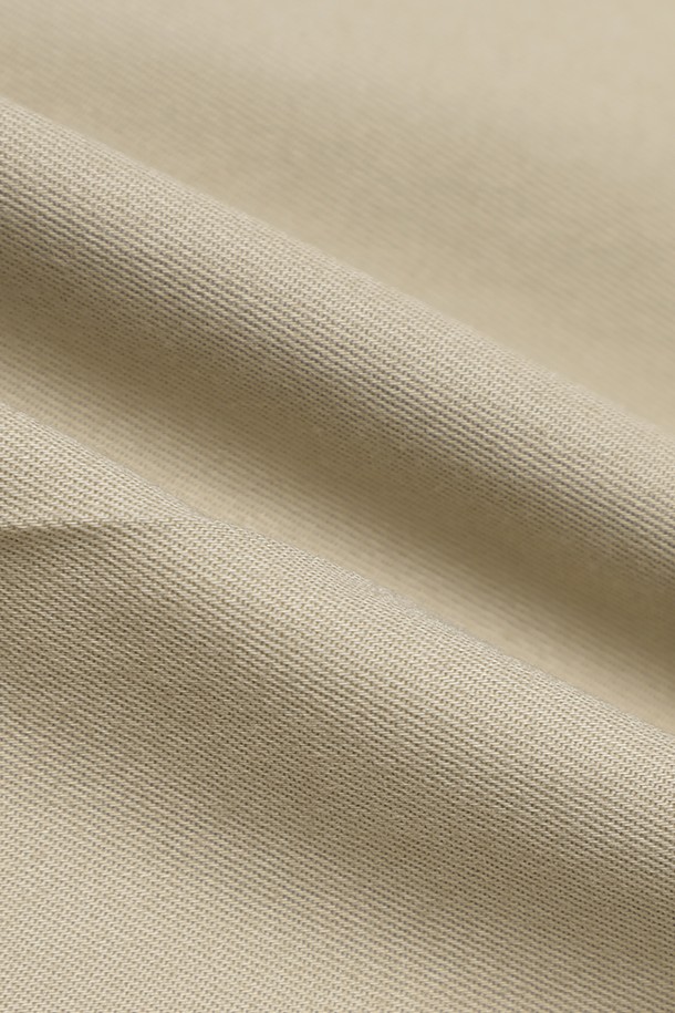 슬림핏 코튼 스트레치 어드밴티지 치노 (브리티쉬카키)는 남성용 치노팬츠입니다. 봄, 여름, 가을에 착용하기 좋으며, 일상 및 출근룩, 비즈니스 캐주얼에 적합합니다. 베이직하고 캐주얼한 스타일을 연출하며, 슬림핏 디자인으로 깔끔한 핏을 선사합니다. 면 소재에 스트레치 기능이 더해져 편안한 착용감을 제공합니다.
