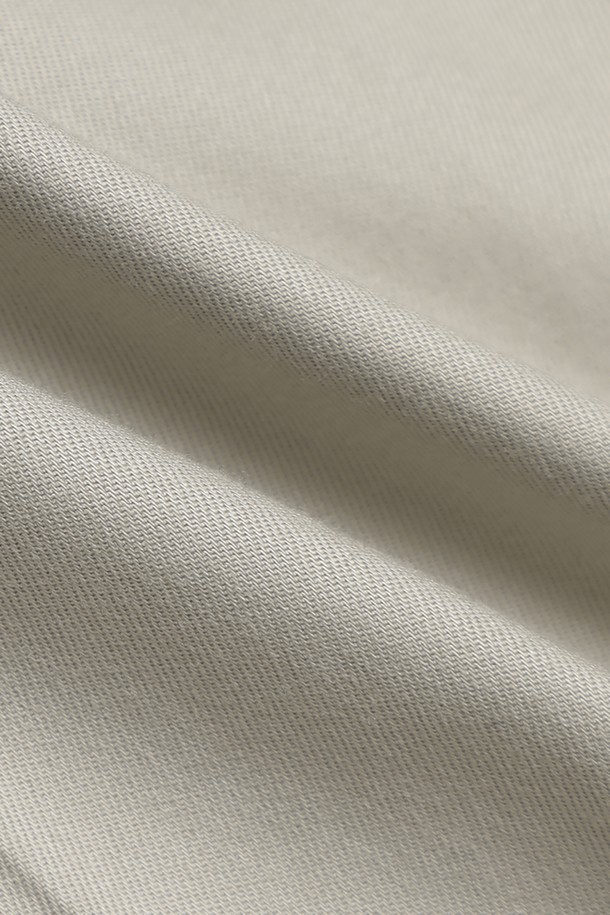 심플하고 세련된 디자인의 슬림핏 코튼 스트레치 어드밴티지 치노 (카키)입니다. 사계절 내내 활용 가능한 베이직한 아이템으로, 일상 및 비즈니스 캐주얼 스타일에 모두 잘 어울립니다. 부드러운 면과 스판덱스 혼방 소재로 제작되어 편안한 착용감과 활동성을 제공하며, 내장형 스트레치 밴딩으로 더욱 안정감 있는 핏을 선사합니다. 플랫 프론트 디자인과 테이퍼드 핏으로 다리가 길어 보이는 효과를 주며, 구김이 적어 관리가 용이합니다. 비스듬한 앞면 포켓과 버튼 뒷면 포켓 디테일로 실용성을 더했습니다.
