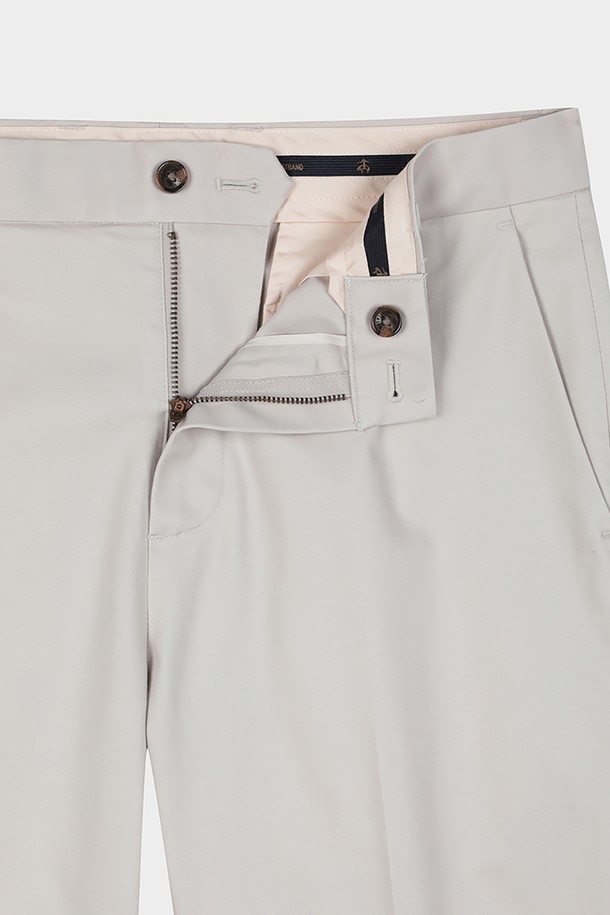 슬림핏 코튼 스트레치 어드밴티지 치노 (스톤) (BBPCMFZ501)는 남성용 치노 팬츠입니다. 데일리웨어와 일상, 출근룩, 비즈니스 캐주얼에 적합하며, 클래식, 미니멀, 캐주얼 스타일을 연출할 수 있습니다. 사계절 착용 가능하며, 면과 스판덱스 혼방 소재로 제작되어 편안한 착용감을 제공합니다. 논아이론 가공으로 구김을 최소화했으며, 슬림핏 및 테이퍼드 핏으로 세련된 실루엣을 연출합니다. 플랫 프론트 디자인과 앞면 비스듬한 포켓, 뒷면 버튼 포켓, 내장 스트레치 밴드가 특징입니다.
