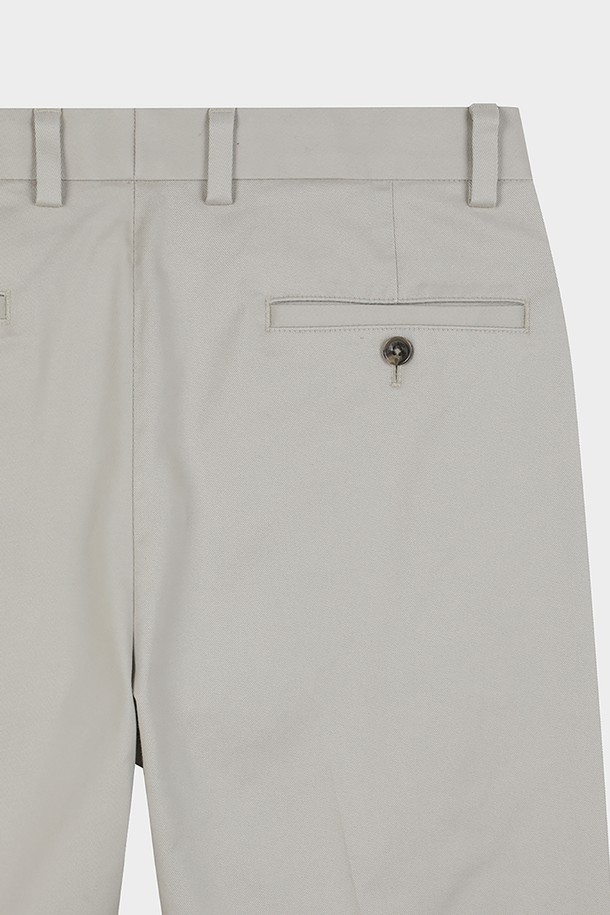 레귤러핏 헤비웨이트 어드밴티지 치노 (카키) (BBPCMMZ532)는 남성용 치노팬츠입니다. 일상 및 오피스룩, 비즈니스 캐주얼에 적합하며, 베이직하고 클래식한 스타일을 연출합니다. 사계절 착용 가능하며, 두꺼운 두께감으로 안정감을 줍니다. 면과 스판덱스 혼방 소재로 제작되어 편안한 착용감과 활동성을 제공합니다. 논아이론 가공, 슬랜트 포켓, 버튼 백포켓, 플랫 프론트 디자인이 특징이며, 핏은 레귤러핏입니다.
