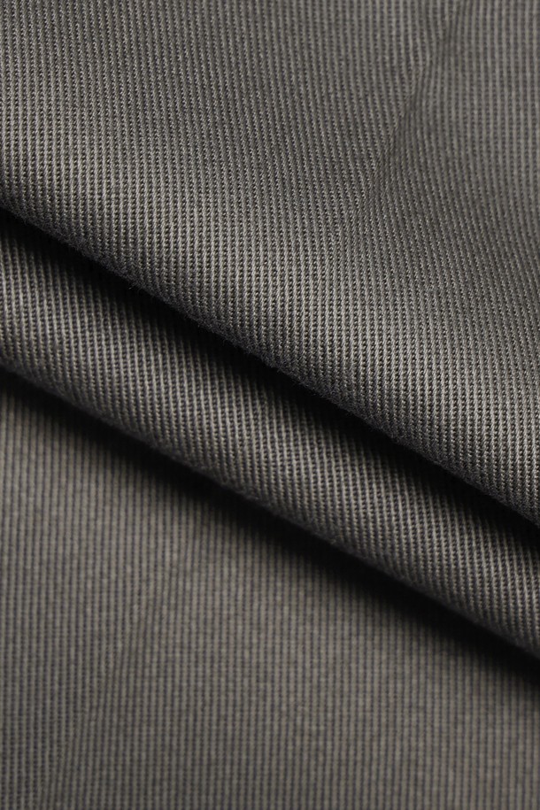 **레귤러핏 헤비웨이트 어드밴티지 치노 (마그넷) (BBPCMMZ532)**

탄탄한 면 소재의 레귤러핏 치노 팬츠입니다. 차분하고 세련된 마그넷 컬러와 베이직한 디자인으로, 다양한 상의와 손쉽게 매치할 수 있습니다. 두꺼운 두께감으로 사계절 내내 착용 가능하며, 출근룩과 비즈니스 캐주얼 스타일, 캐주얼, 클래식, 미니멀 스타일 연출에 적합합니다. 
