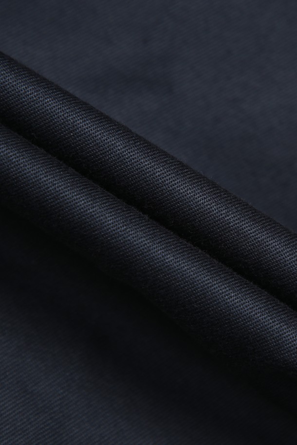 **트레디셔널핏 라이트웨이트 어드밴티지 치노 (네이비) (BBPCMMZ503)**는 남성용 치노 팬츠입니다. 얇은 두께감의 면 소재로 제작되어 봄, 여름철에 시원하게 착용하기 좋습니다. 트레디셔널핏과 레귤러핏으로 제작되어 클래식하고 베이직한 스타일을 연출하며, 출근룩 및 비즈니스 캐주얼에 적합합니다. 네이비 컬러의 무지 디자인으로 미니멀하고 세련된 스타일을 완성할 수 있습니다. 부드러운 촉감의 라이트웨이트 소재로 편안한 착용감을 선사합니다.
