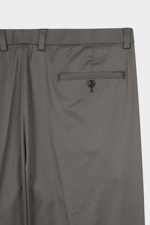 트레디셔널핏 라이트웨이트 어드밴티지 치노 (마그넷) (BBPCMMZ503)는 남성용 치노 팬츠입니다. 봄, 여름 시즌에 적합하며, 가볍고 부드러운 면 소재로 제작되어 편안한 착용감을 선사합니다. 클래식하고 베이직한 스타일로 비즈니스 캐주얼 및 출근룩에 적합하며, 미니멀하고 캐주얼한 스타일 연출에도 용이합니다. 레귤러핏에 가까운 트레디셔널핏으로, 얇은 두께감과 마그넷 컬러의 무지 디자인이 특징입니다. 긴 기장으로 다양한 상의와 매치하여 활용할 수 있습니다.
