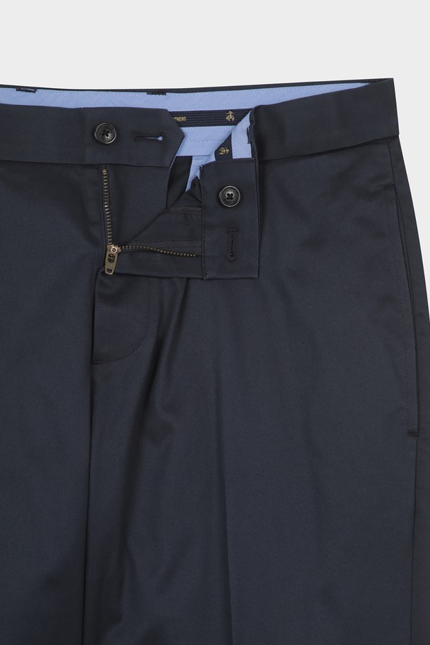 네이비 컬러의 레귤러핏 라이트웨이트 어드밴티지 치노 팬츠입니다. 봄, 여름 시즌에 적합하며, 가볍고 부드러운 면 소재로 제작되어 편안한 착용감을 선사합니다. 베이직하고 캐주얼한 스타일로, 출근룩이나 비즈니스 캐주얼에 활용하기 좋습니다. 미니멀하고 클래식한 디자인으로 다양한 상의와 매치하여 스타일리시하게 연출할 수 있습니다. 얇은 두께감과 레귤러핏으로 시원하고 깔끔한 핏을 제공합니다.
