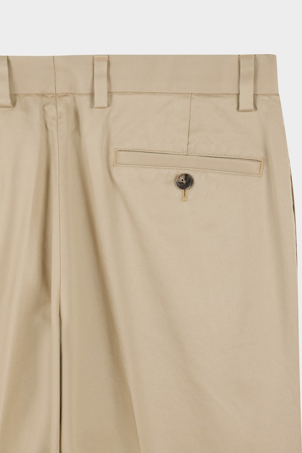 레귤러핏 라이트웨이트 어드밴티지 치노 (브리티쉬카키) (BBPCMMZ502)는 남성용 치노 팬츠입니다. 봄, 여름, 가을에 착용하기 적합하며, 일상 및 출근룩, 비즈니스 캐주얼에 어울립니다. 부드러운 면 소재에 얇은 두께감으로 편안한 착용감을 선사하며, 레귤러핏 디자인으로 제작되었습니다. 베이직, 캐주얼, 미니멀, 클래식 스타일을 연출하기 좋으며, 무지 패턴의 브리티쉬카키 컬러가 어떤 상의에도 잘 어울립니다.
