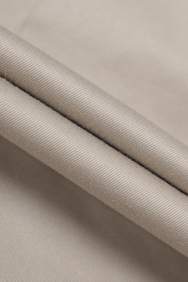 **레귤러핏 라이트웨이트 어드밴티지 치노 (카키) (BBPCMMZ502)**는 남성용 치노팬츠입니다. 봄, 여름 시즌에 적합하며, 베이직하고 캐주얼한 스타일을 연출하기 좋습니다. 면 소재의 얇은 두께로 제작되어 가볍고 편안한 착용감을 제공합니다. 레귤러핏으로 제작되었으며, 무지 디자인의 카키 컬러로 다양한 상의와 매치하기 용이합니다. 캐주얼, 미니멀, 클래식 스타일을 선호하는 고객에게 추천합니다.
