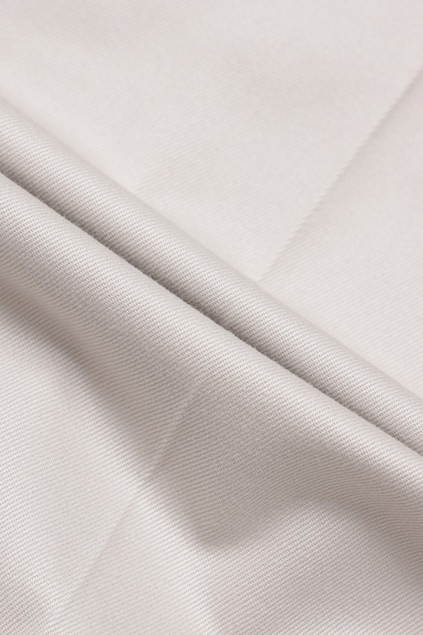 레귤러핏 라이트웨이트 어드밴티지 치노 (스톤) (BBPCMMZ502)는 여름철 시원하게 착용하기 좋은 남성용 치노 팬츠입니다. 얇은 두께감과 부드러운 촉감의 면, 스판덱스 혼방 소재로 제작되어 편안한 착용감을 선사합니다. 베이직하고 캐주얼한 스타일로, 일상복으로 활용하기 좋습니다. 논아이론 처리된 구김 방지 원단과 내부 스트레치 밴딩 디테일, 슬랜트 앞주머니, 버튼 뒷주머니로 실용성을 더했습니다. 레귤러핏으로 제작되어 편안하면서도 세련된 핏을 연출합니다.
