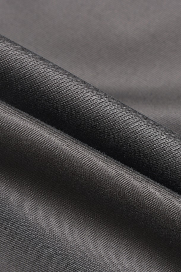 슬림핏 라이트웨이트 어드밴티지 치노(마그넷) (BBPCMMZ501)는 남성용 치노 팬츠입니다. 봄, 여름, 가을에 착용하기 좋으며, 가볍고 부드러운 면 소재로 제작되어 편안한 착용감을 선사합니다. 베이직하고 캐주얼한 스타일로, 출근룩이나 비즈니스 캐주얼에 활용하기 좋습니다. 슬림핏 디자인과 무지 패턴, 마그넷 및 그레이 컬러로 미니멀하고 클래식한 분위기를 연출합니다.
