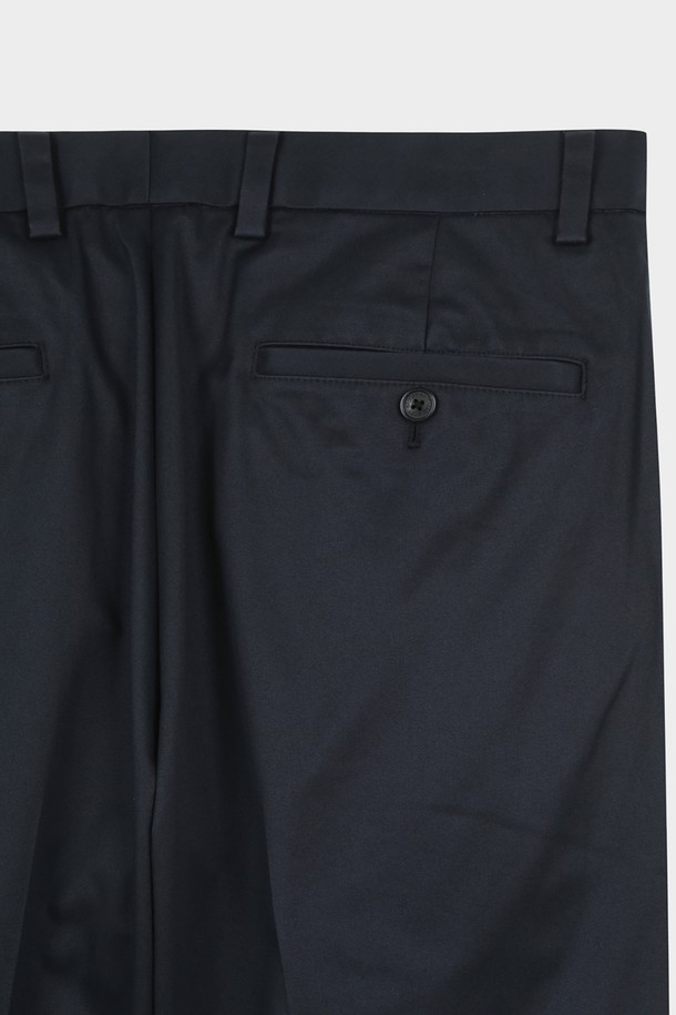 **슬림핏 라이트웨이트 어드밴티지 치노 (네이비) (BBPCMMZ501)**는 봄, 여름, 가을에 착용하기 좋은 남성용 슬림핏 치노 팬츠입니다. 가볍고 부드러운 면 소재로 제작되어 편안한 착용감을 선사하며, 베이직하고 캐주얼한 스타일을 연출하기에 좋습니다. 차분한 네이비 컬러와 무지 디자인으로 다양한 상의와 손쉽게 매치할 수 있습니다. 얇은 두께감으로 시원하게 착용 가능하며, 슬림핏 디자인이 다리 라인을 깔끔하게 잡아줍니다. 일상생활에서 미니멀한 스타일을 즐기기에 적합한 아이템입니다.
