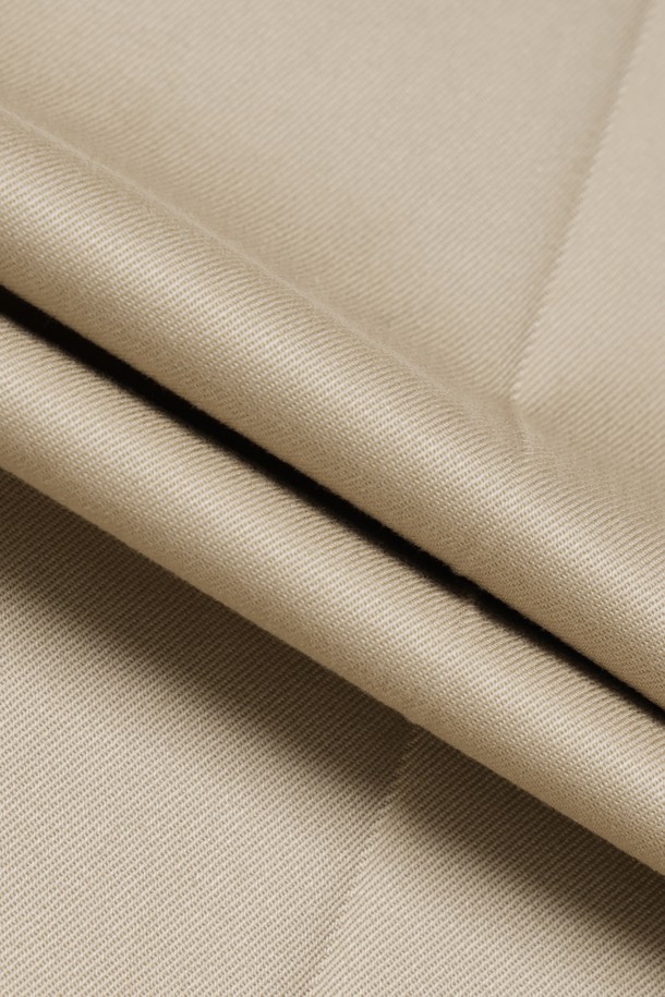 **슬림핏 라이트웨이트 어드밴티지 치노 (브리티쉬카키) (BBPCMMZ501)**

가볍고 시원한 착용감의 슬림핏 라이트웨이트 어드밴티지 치노 팬츠입니다. 브리티쉬 카키 컬러에 무지 디자인으로, 출근룩과 비즈니스 캐주얼에 적합합니다. 허리 부분 내장 스트레치 밴드로 편안함을 더했으며, 논아이론 가공으로 관리가 용이합니다. 코튼과 스판덱스 혼방 소재로 제작되어 신축성 있는 활동성을 제공합니다. 앞면 비스듬한 포켓과 뒷면 버튼 포켓, 플랫 프론트 디자인으로 깔끔한 스타일을 연출합니다.
