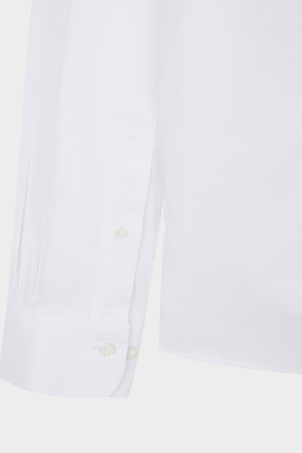 논아이런 옥스포드 셔츠 (화이트) (BBTHMNZ501)는 남성용 상의로, 일상 및 비즈니스 상황 모두에 적합한 셔츠입니다. 부드러운 촉감의 면 소재에 논아이런 기능을 더해 구김 없이 편안하게 착용할 수 있습니다. 클래식하고 베이직한 스타일로, 레귤러핏과 긴소매 디자인이 특징입니다. 차이나 칼라가 돋보이며, 사계절 내내 활용 가능한 실용적인 아이템입니다. 출근룩, 비즈니스 캐주얼, 오피스룩 등 다양한 TPO에 미니멀하게 연출하기 좋습니다.
