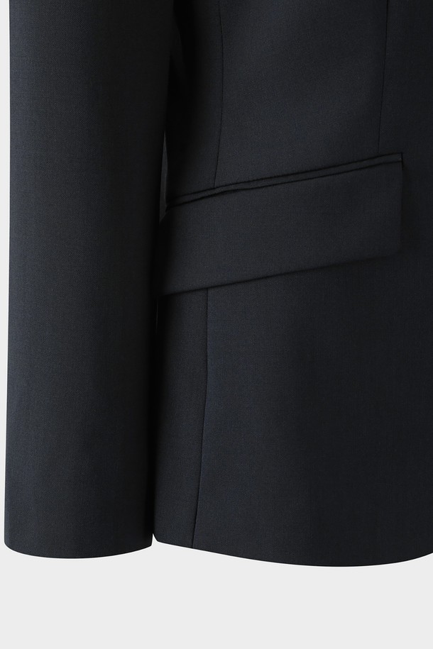 세련된 무드의 여성 울 싱글 2버튼 금장 블레이저 (네이비)입니다. 포멀, 비즈니스 룩에 어울리는 클래식하고 엘레강스한 스타일을 연출합니다. 고급스러운 울 소재, 슬림핏 디자인으로 시크한 실루엣을 완성하며, 허리 다트와 얇은 숄더 패딩이 섬세한 핏을 잡아줍니다. 싱글 버튼 여밈과 금장 버튼 디테일이 포인트이며, 봄, 가을 시즌에 활용하기 좋습니다. 오피스룩, 비즈니스 캐주얼, 출근룩에 활용하여 세련된 스타일을 연출해보세요.

