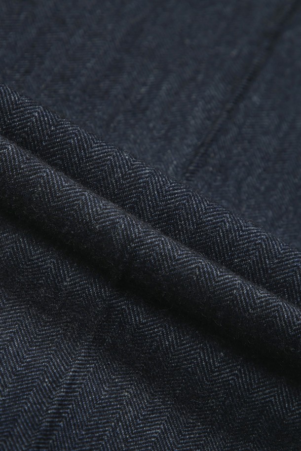 네이비 컬러의 코튼 플란넬 헤링본 트라우저 (BBPCMNF406)입니다. 부드러운 촉감의 면과 플란넬 소재로 제작되어 가을, 겨울 시즌에 따뜻하게 착용하기 좋습니다. 헤링본 패턴이 클래식한 무드를 더하며, 레귤러 핏으로 편안한 착용감을 선사합니다. 출근룩, 비즈니스 캐주얼, 모임룩 등 다양한 TPO에 활용 가능하며, 미니멀, 캐주얼 스타일과 잘 어울립니다.
