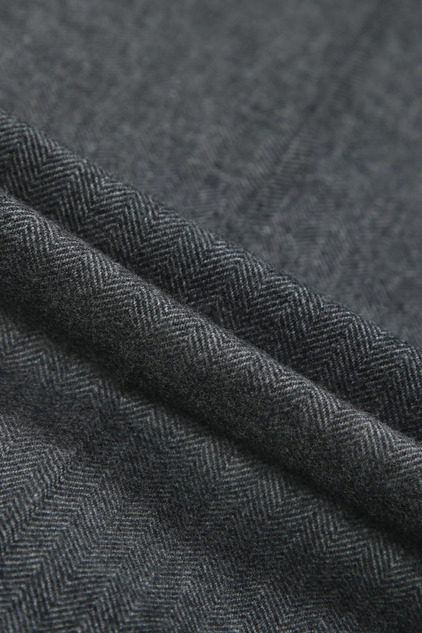 **코튼 플란넬 헤링본 트라우저 (그레이) (BBPCMNF406)**

부드러운 코튼 플란넬 소재로 제작되어 가을과 겨울에 따뜻하게 착용하기 좋은 남성용 트라우저입니다. 클래식한 무드의 레귤러핏으로, 헤링본 패턴이 세련된 느낌을 더합니다. 오피스룩, 비즈니스 캐주얼, 모임룩 등 다양한 TPO에 활용하기 좋으며, 미니멀한 스타일을 연출하기에도 적합합니다. 두께감 있는 소재로 제작되어 보온성이 뛰어나며, 부드러운 촉감이 특징입니다.
